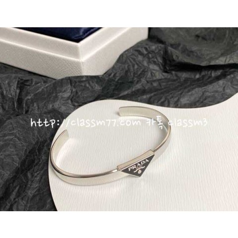 프라다 22 한정판 팔찌 D89