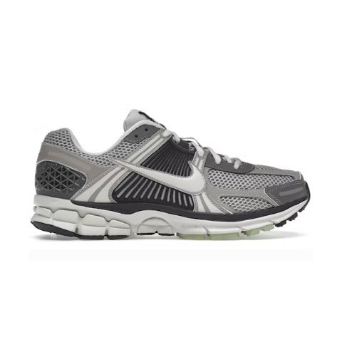 [NIKE] 나이키 23 한정판 줌 보메로 5 SP 우먼스 코블스톤 앤 플랫 퓨터 운동화 B1368