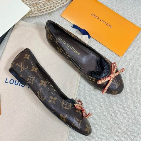 루이비통 24 한정판 여성 신발 B2440