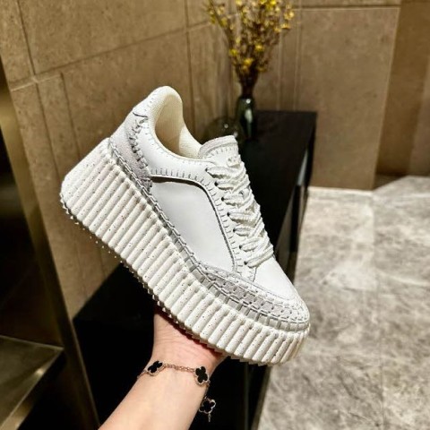 샤넬 24 한정판 여성 운동화 B2646