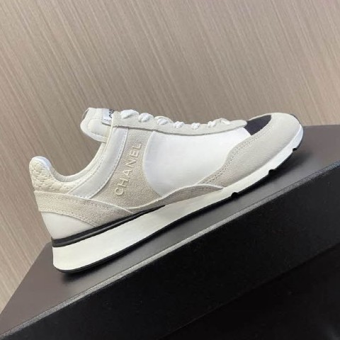 샤넬 24 한정판 여성 운동화 B2671