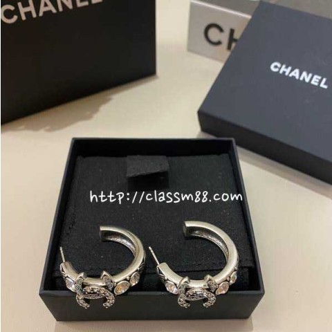 샤넬 24 한정판 귀걸이 D1946