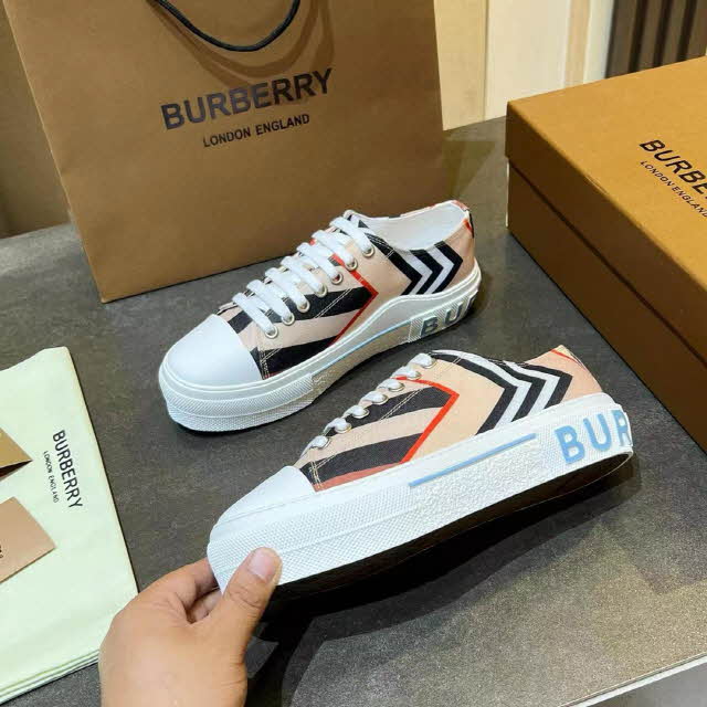 버버리 24 한정판 남여공용 운동화 B3467