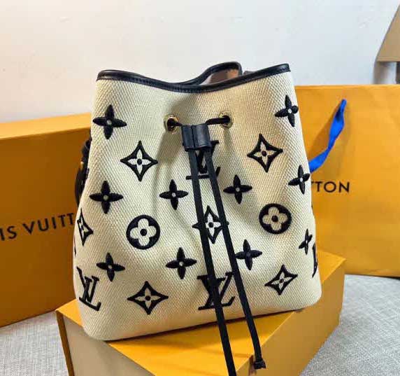 루이비통 25 한정판 26*26cm 크로스백 가방 C4107