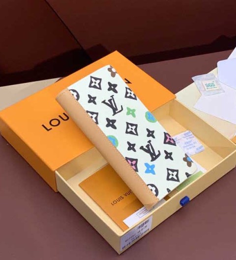 루이비통 25 한정판 19cm 장지갑 E571