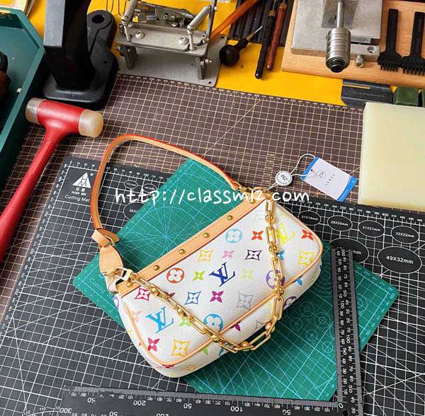 루이비통 25 한정판 M13404 Pochette Accessoires 크로스백 가방 C4568