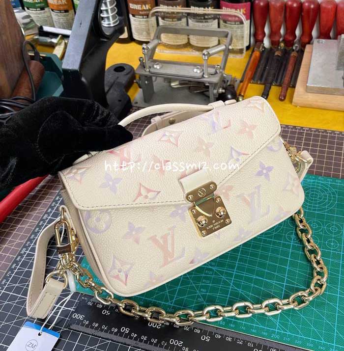 루이비통 25 한정판 M25682 Pochette Métis East West 크로스백 가방 C5322