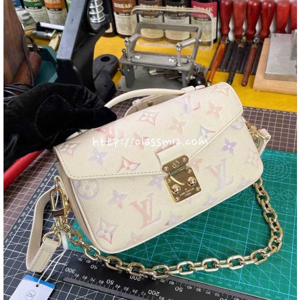 루이비통 25 한정판 M25682 Pochette Métis East West 크로스백 가방 C5322