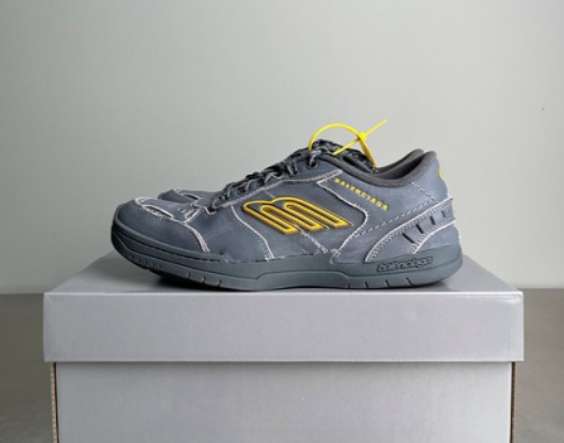 발렌시아가 25 한정판 남녀공용 Hamptons Worn-Out Sneaker 블랙 햄튼스 원아웃 스니커즈 신발 B5243