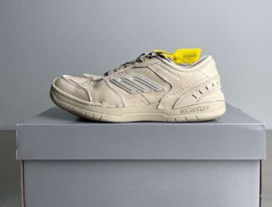 발렌시아가 25 한정판 남녀공용 Hamptons Worn-Out Sneaker 베이지 햄튼스 원아웃 스니커즈 신발 B5249