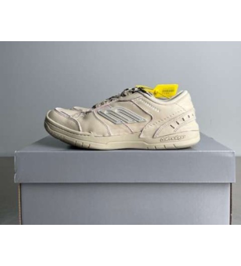 발렌시아가 25 한정판 남녀공용 Hamptons Worn-Out Sneaker 베이지 햄튼스 원아웃 스니커즈 신발 B5249